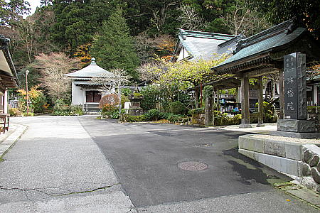 興福院の境内を通過します。