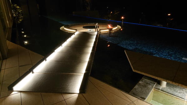 夜の水辺テラス