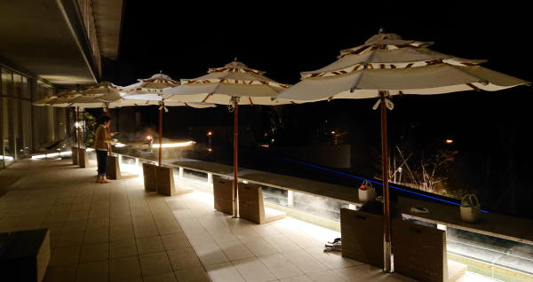 夜の水辺テラス足湯