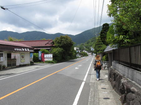 金時神社まで国道を歩く