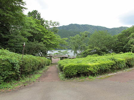 すぐ左側が芦ノ湖で、毎月13日に九頭龍神社祭の大型船が停泊する船着場です。