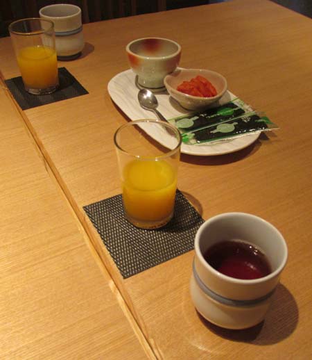 お茶とオレンジジュース、佃煮と明太子、海苔