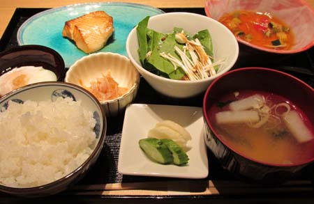 和風トレイに載せられた朝食