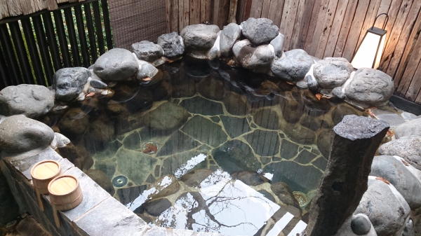 温泉に浸かる